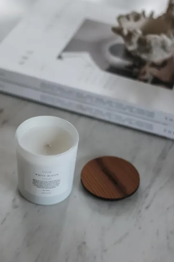 White Bloom tuoksukynttilä 150g